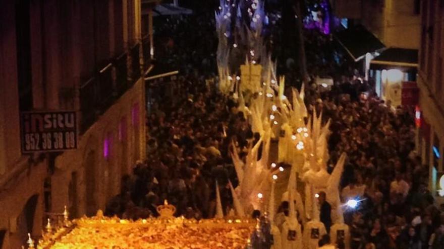 El Rocío por Méndez Núñez después de salir de calle Granada.