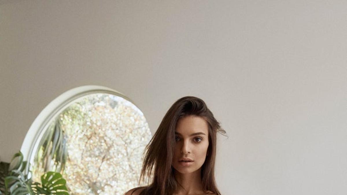 Emily Ratajkowski con bañador de estampado leopardo