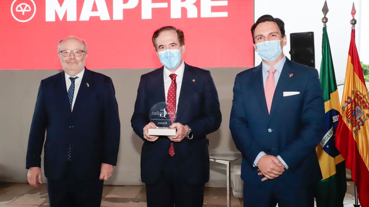 De izq a dcha: Fernando García Casas, embajador de España en Brasil y presidente de honor de la Cámara Oficial de Comercio de España en Brasil; Antonio Huertas, presidente de MAPFRE recibiendo el premio, y Alejandro Gómez Gil, director ejecutivo en la Cámara Oficial Española de Comercio en Brasil.