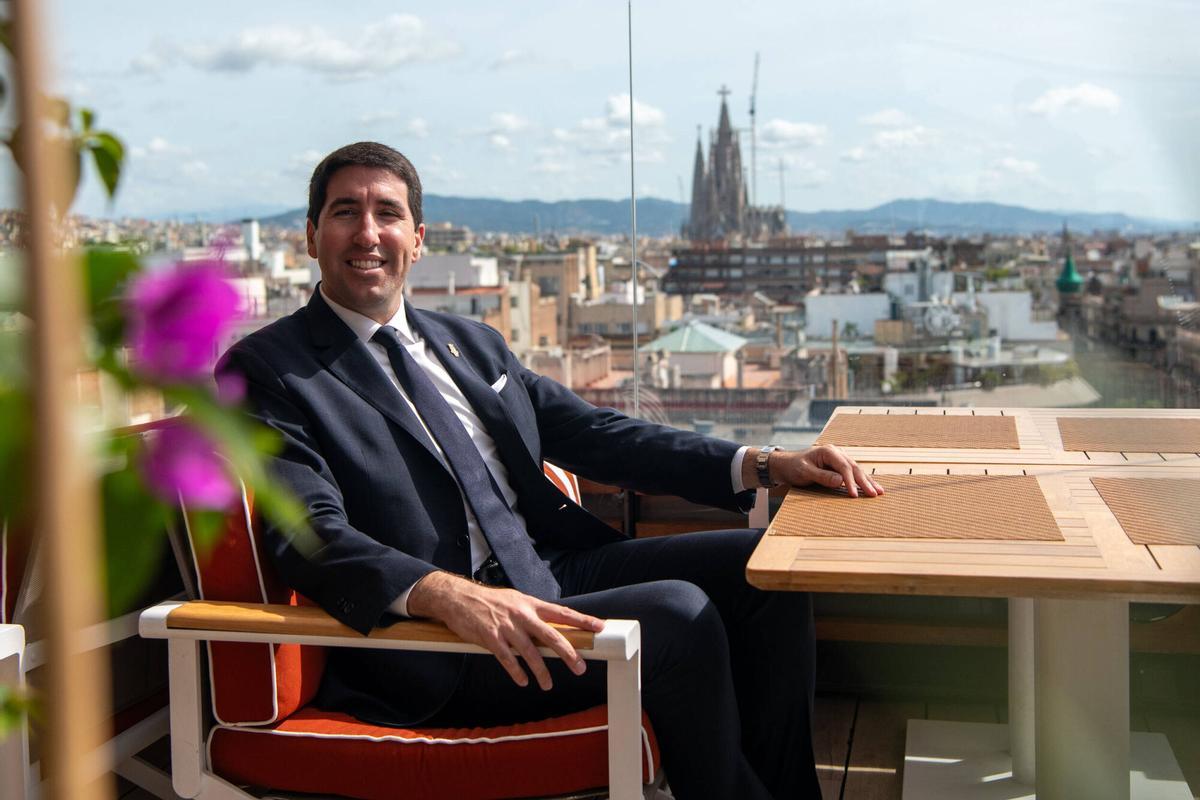 Luis Cobo, nuevo director del hotel Majestic, en la terraza ya remodelada, con la Sagrada Familia de fondo. Barcelona, 11 de junio de 2026. Foto: Belén González