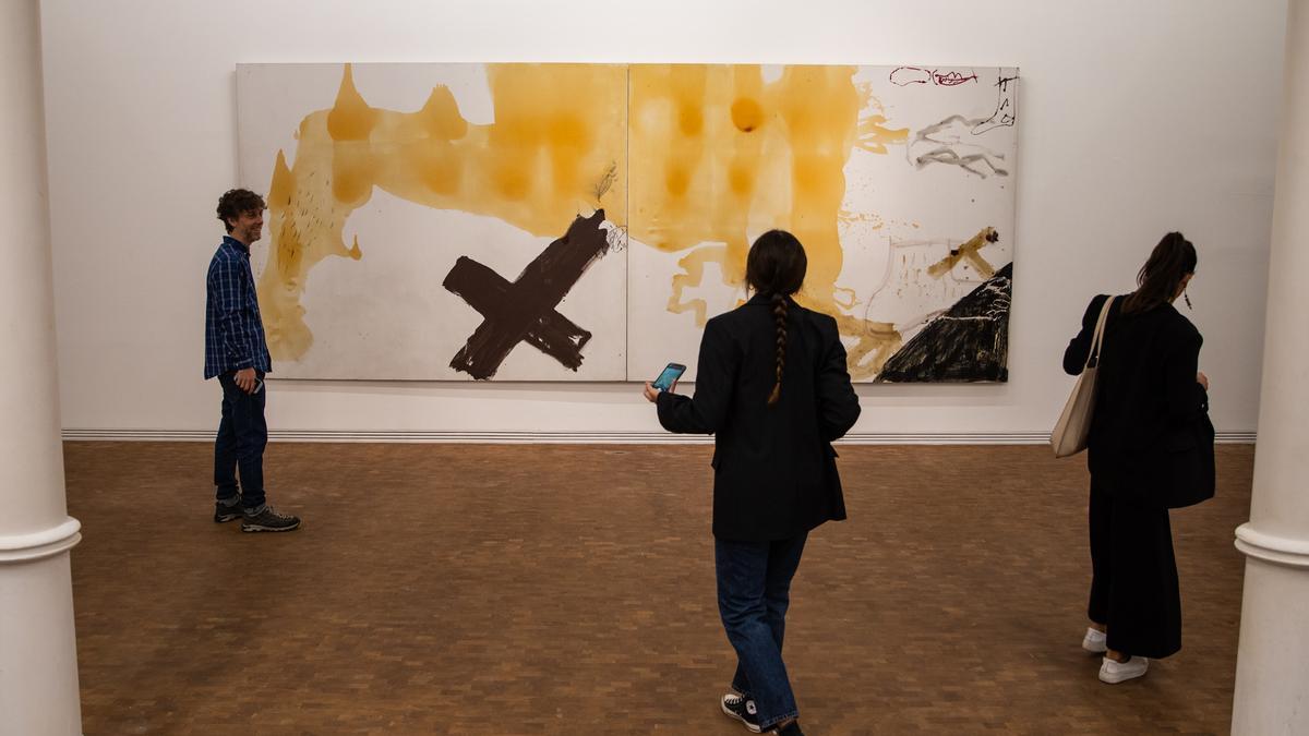 La obra de Tàpies 'Díptico de barniz', en la nueva muestra de su fundación.