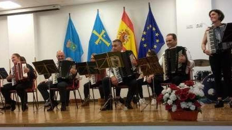 El grupo &quot;Acordeones de Llanera&quot; durante su actuación.