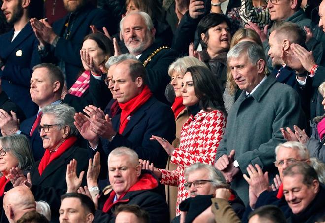 El príncipe Guillermo y Kate Middleton disfrutan de un partido de rugby en Cardiff