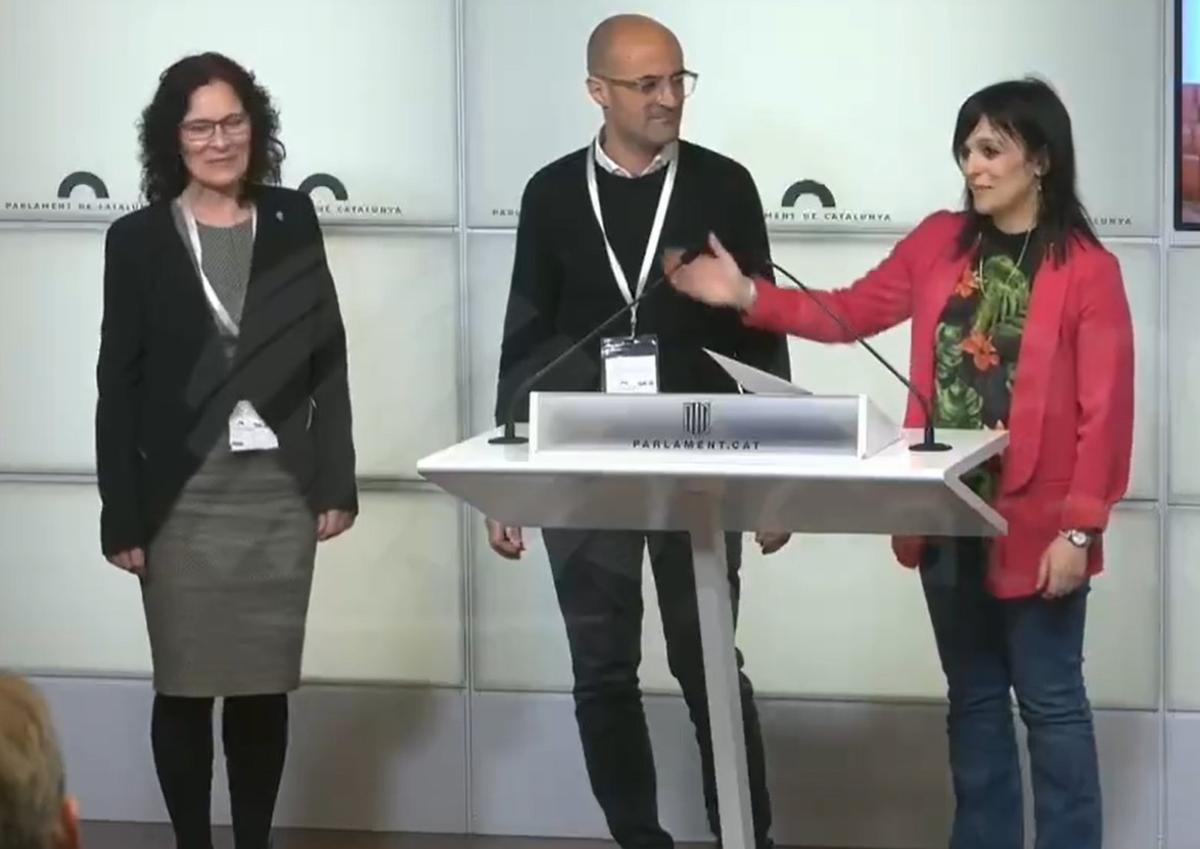 Jordi Soteras, al Parlament, flanquejat per Imma Nadal i Sílvia Orriols, aquest dijous