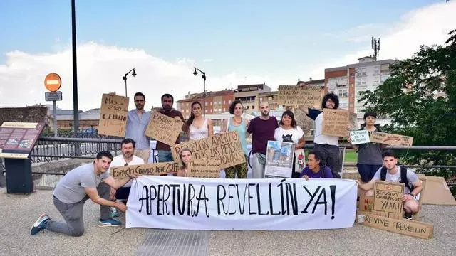 Vídeo | Protesta ante El Revellín contra la falta de uso de espacios públicos