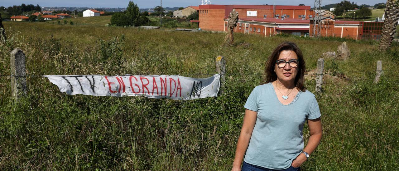 EN LOS TERRENOS DE LA ITV DE GRANDA. Mara Simal se fotografía junto a los terrenos adquiridos por el Principado en Granda para construir una estación de ITV, con el propósito de denunciar esta “aberración” en una zona donde trabajó como médica durante 26 años.