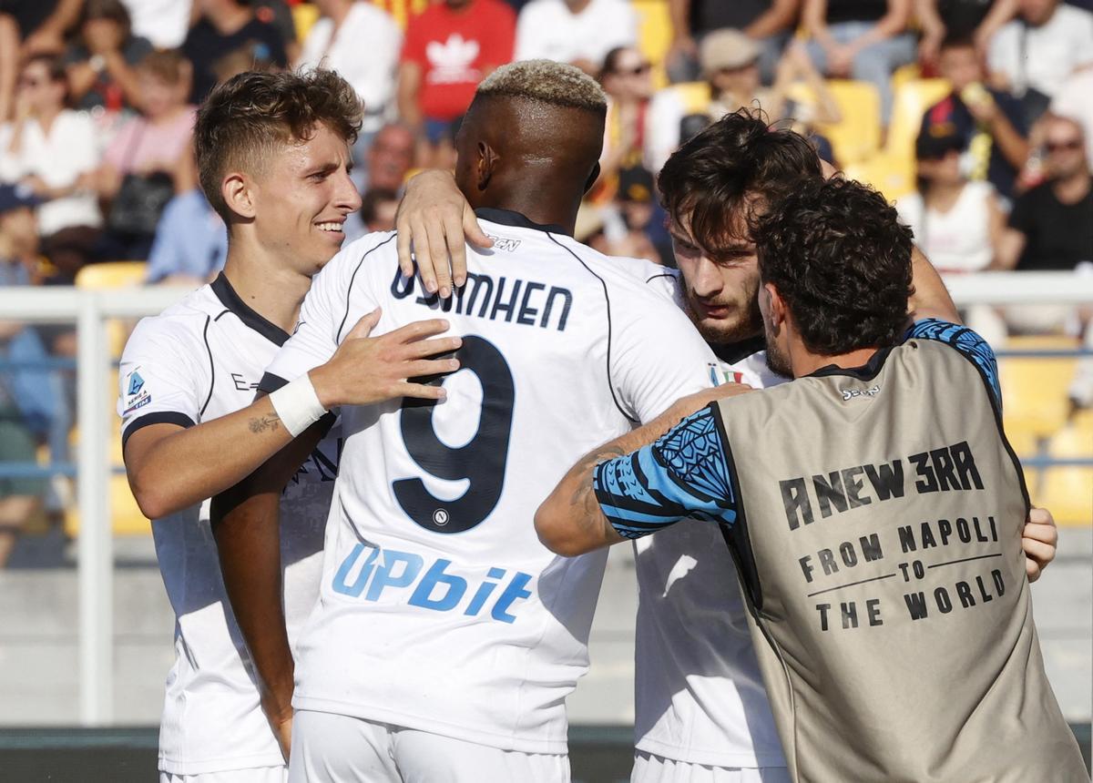 Los jugadores del Nápoles celebran un gol anotado esta temporada en la Serie A.