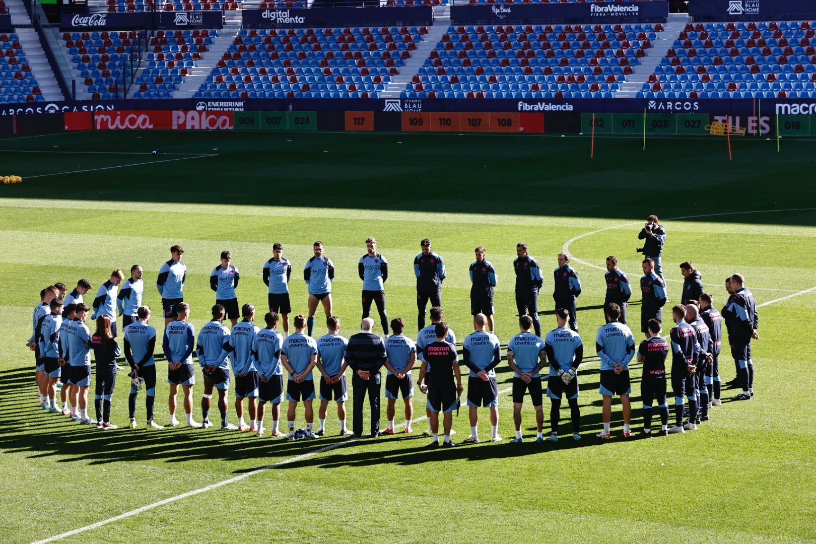 Minuto de silencio del Levante UD en el Ciutat de València por la tragedia del incendio