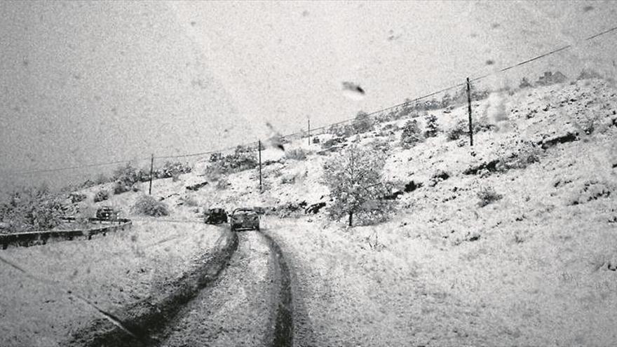 Doce personas rescatadas de coches varados por la nieve