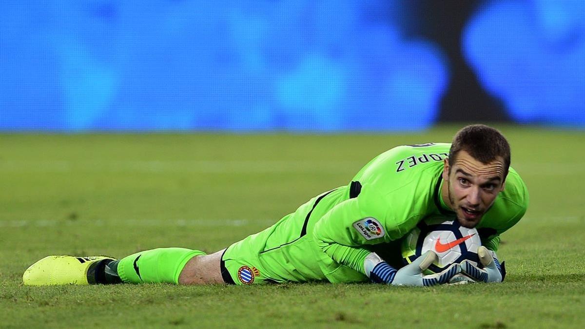 rpaniagua39812205 espanyol s goalkeeper pau lopez  c  controls the ball during180325202445