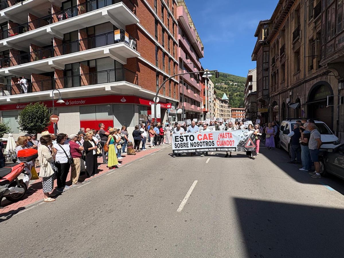 Así fue la manifestación en Cangas del Narcea para exigir unas carreteras dignas