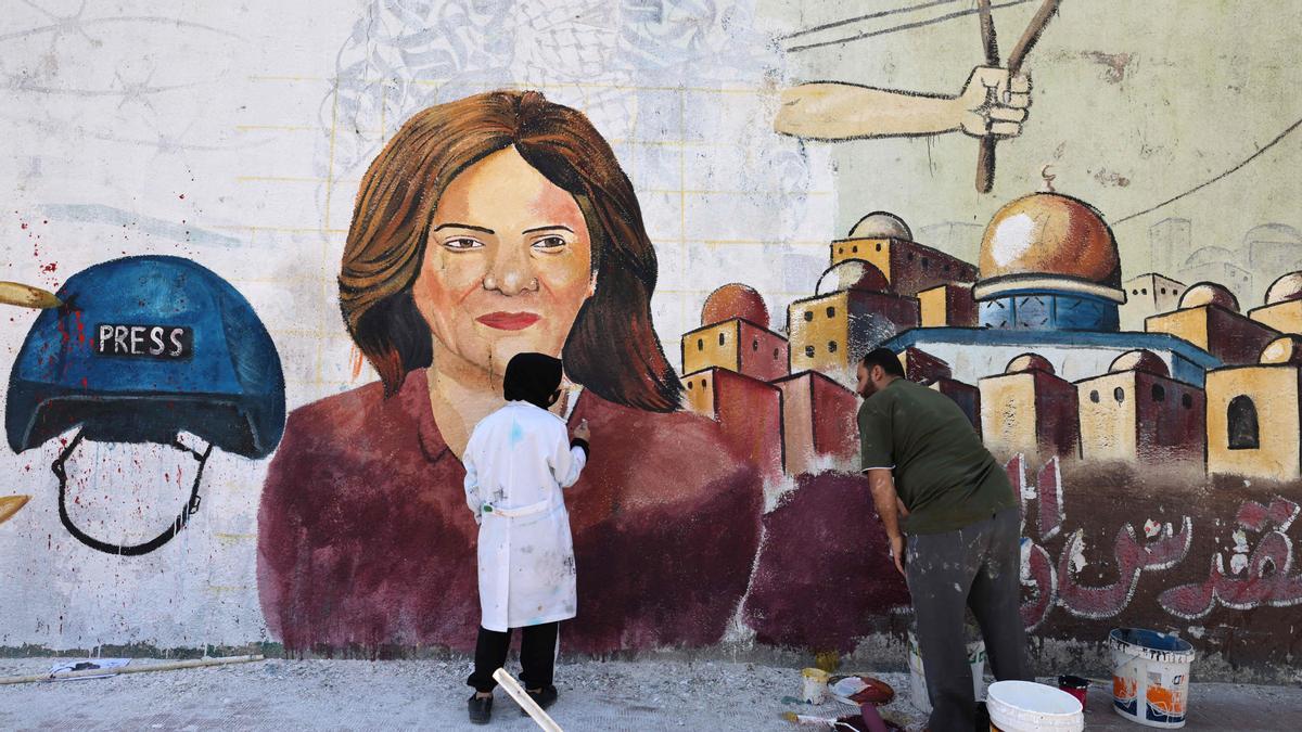 Artistas palestinos pintan un mural en honor a la veterana periodista de Al-Jazeera asesinada Shireen Abu Akleh en la ciudad de Gaza