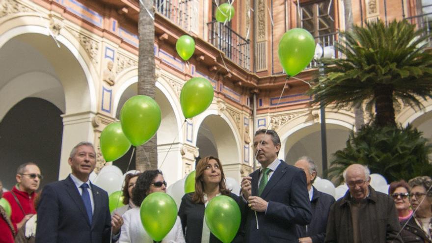 La presidenta, Susana Díaz (2d), junto al delegado territorial de la ONCE en Andalucía, Ceuta y Melilla, Cristóbal Martínez (d), la presidenta del Consejo Territorial, Isabel Viruet (2i), el subdelegado territorial, Jose Antonio Toledo (i), y un grupo de personas ciegas de las ocho provincias andaluzas, han presentado el cupón de la Organización Nacional de Ciegos de España (ONCE) que se sumará a la celebración del Día de Andalucía.