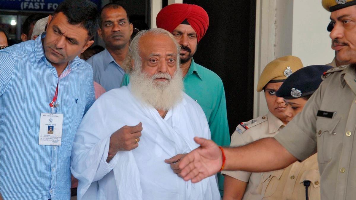 Foto de archivo de la policía escoltando al gurú Asaram Bapu después de su arresto en el 2013 por la denuncia de violación.