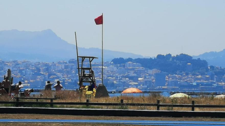 La bandera roja, hoy a mediodía en la playa de A Xunqueira.