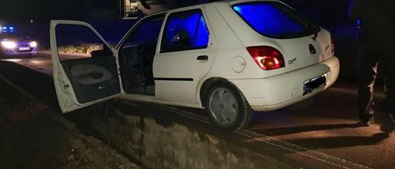 El vehículo quedó encallado en una acequia durante la huida.