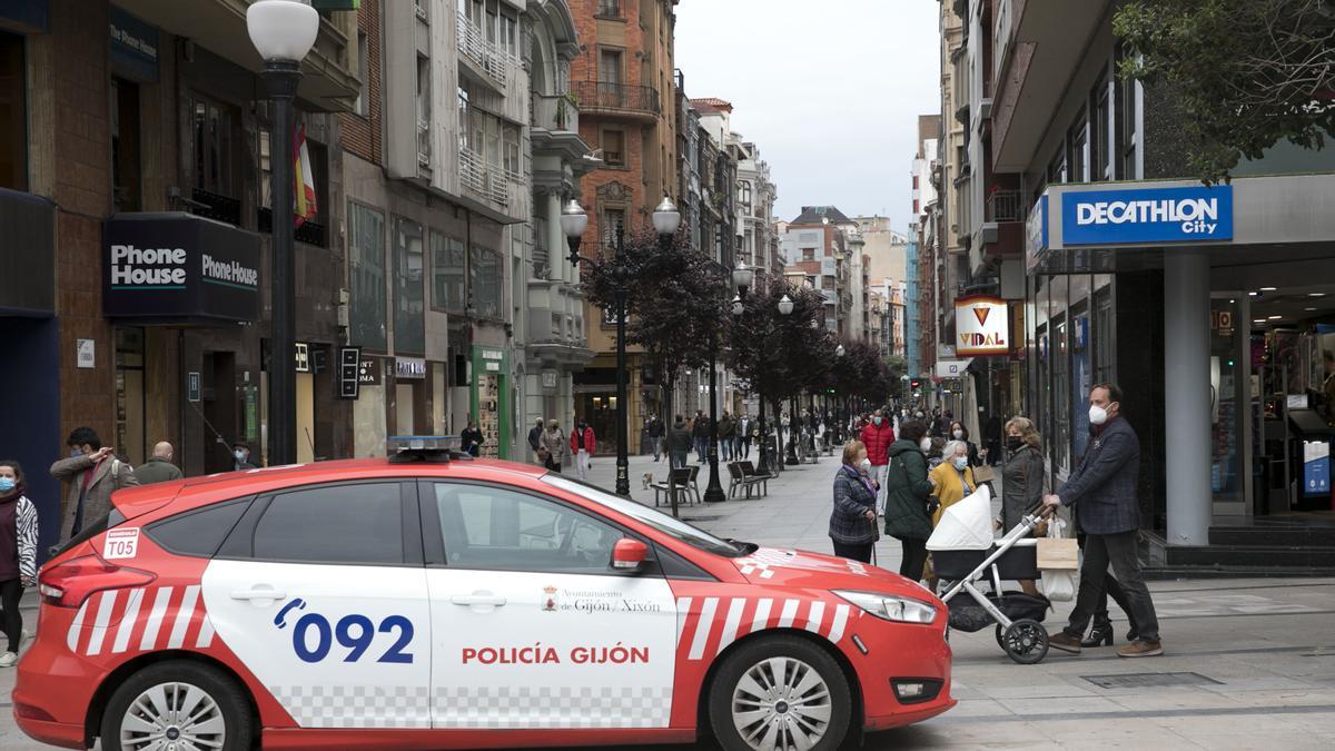 Un vehículo de la Policía Local, en la plaza del Seis de Agosto.