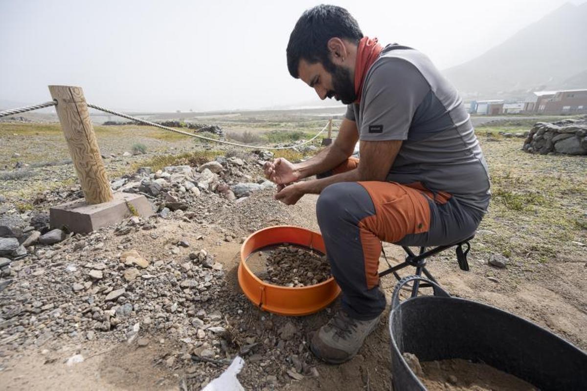 Un arqueólogo de Prored trabajando en una de las estructuras del poblado. | | D. DELFOUR