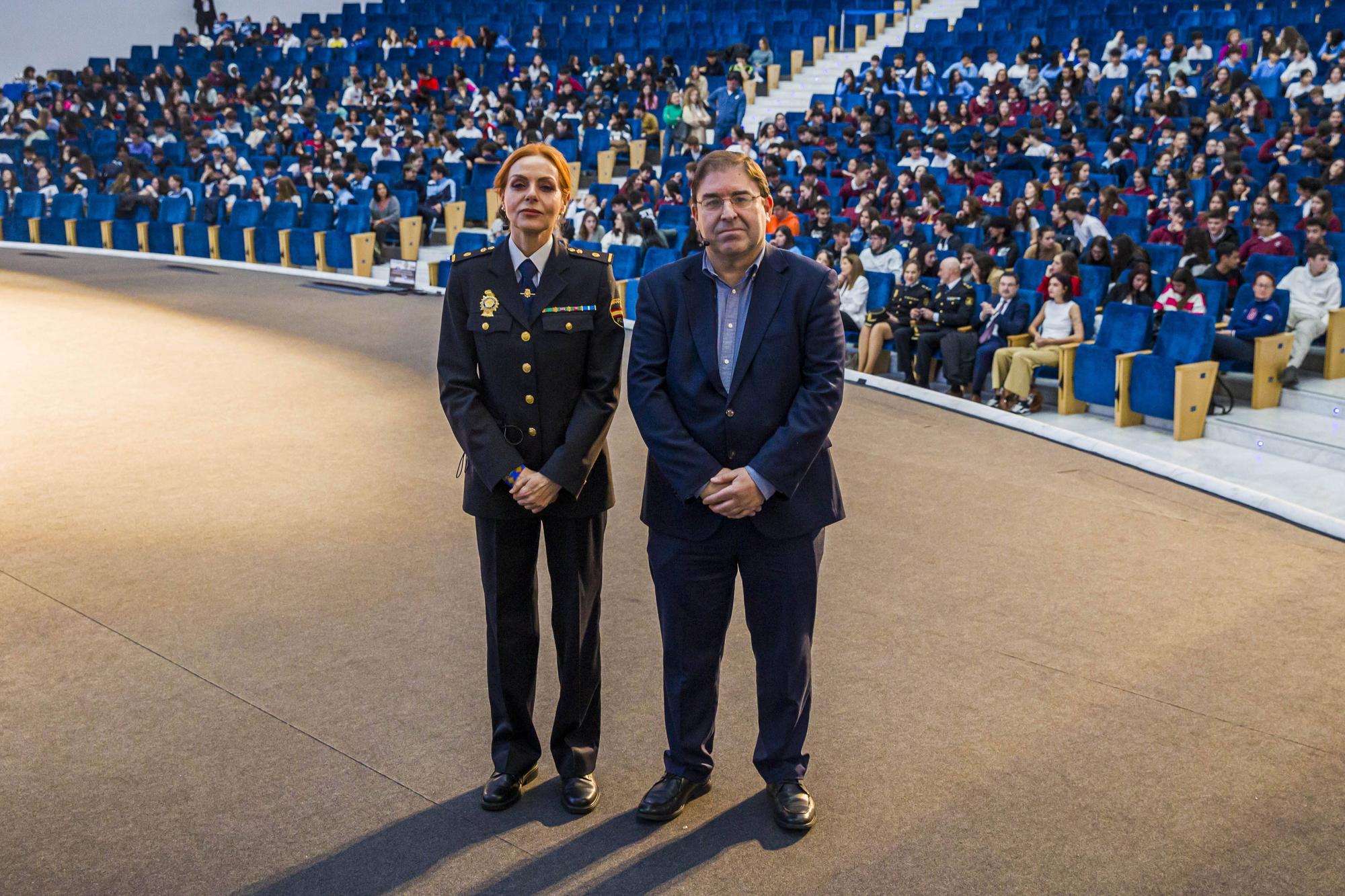 EN IMÁGENES: Así fue la conferencia de la jefa de la Policía Científica de Asturias ante centenares de escolares 

