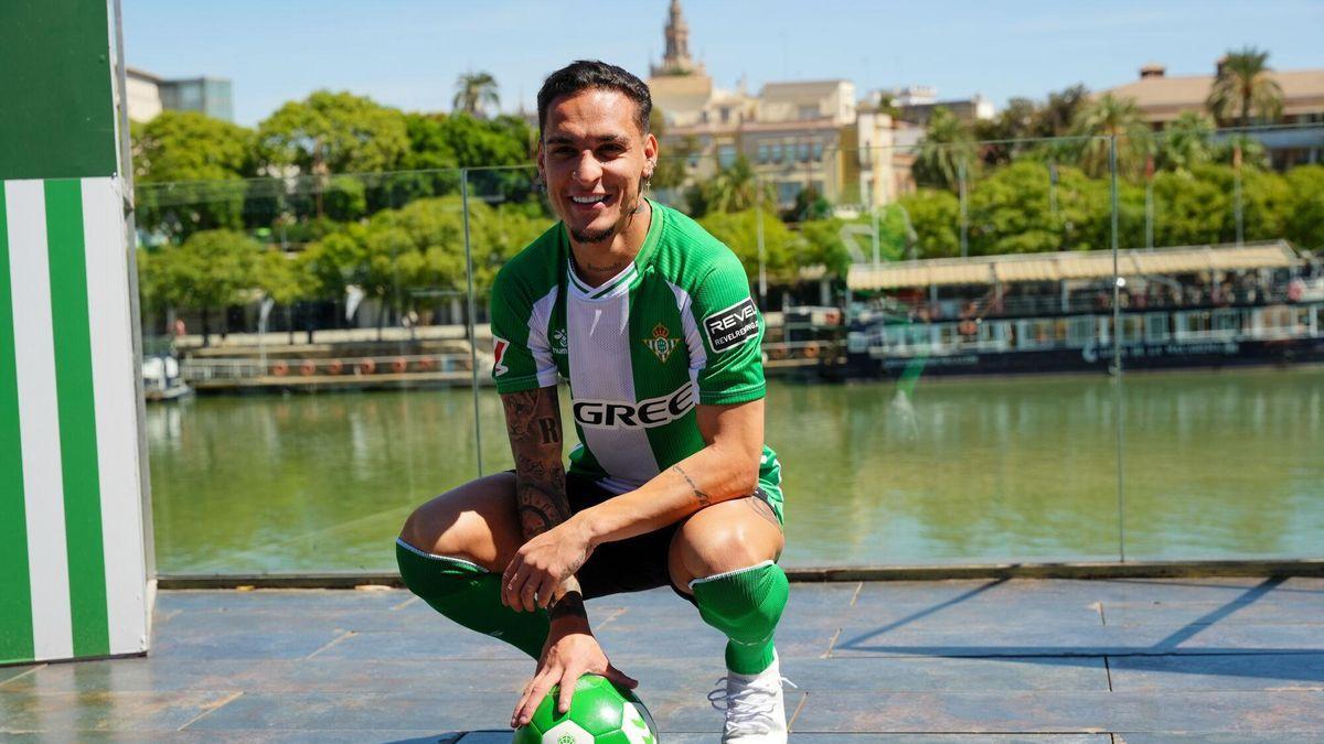 Antony Matheus dos Santos durante su presentación como jugador del Real Betis Balompié el 2 de septiembre de 2025 en Sevilla en el Abades Triana.
