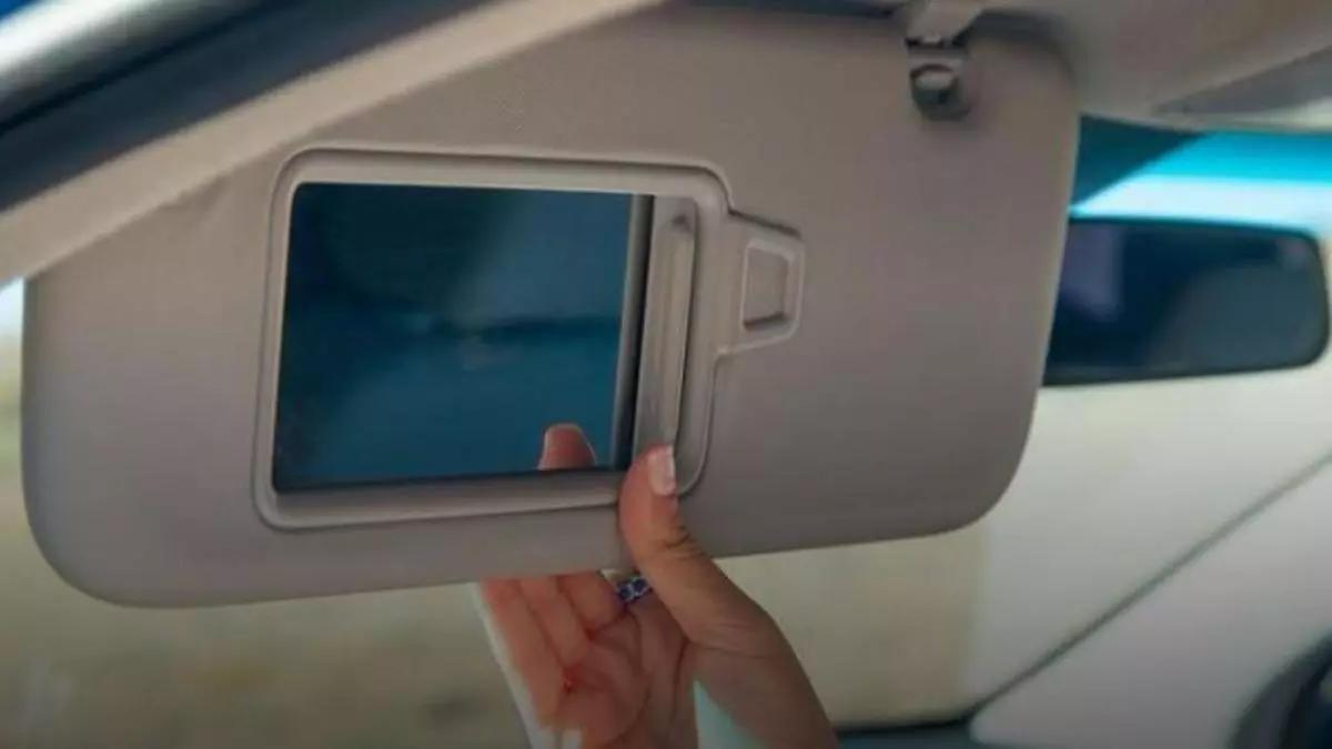 Nicht zum Schminken an der roten Ampel gedacht: eine Sonnenblende im Auto.