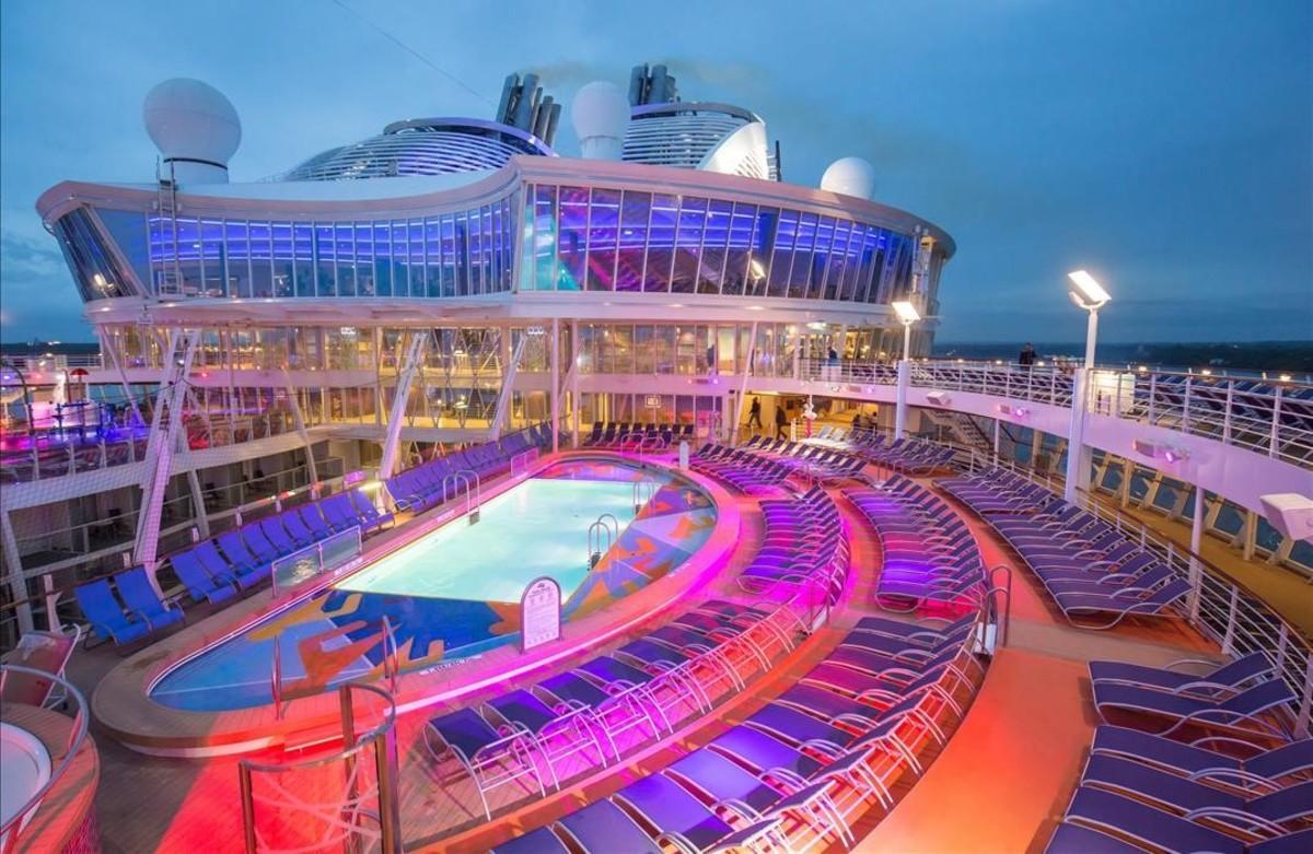 Imagen nocturna de una de las piscinas del Harmony of the Seas.