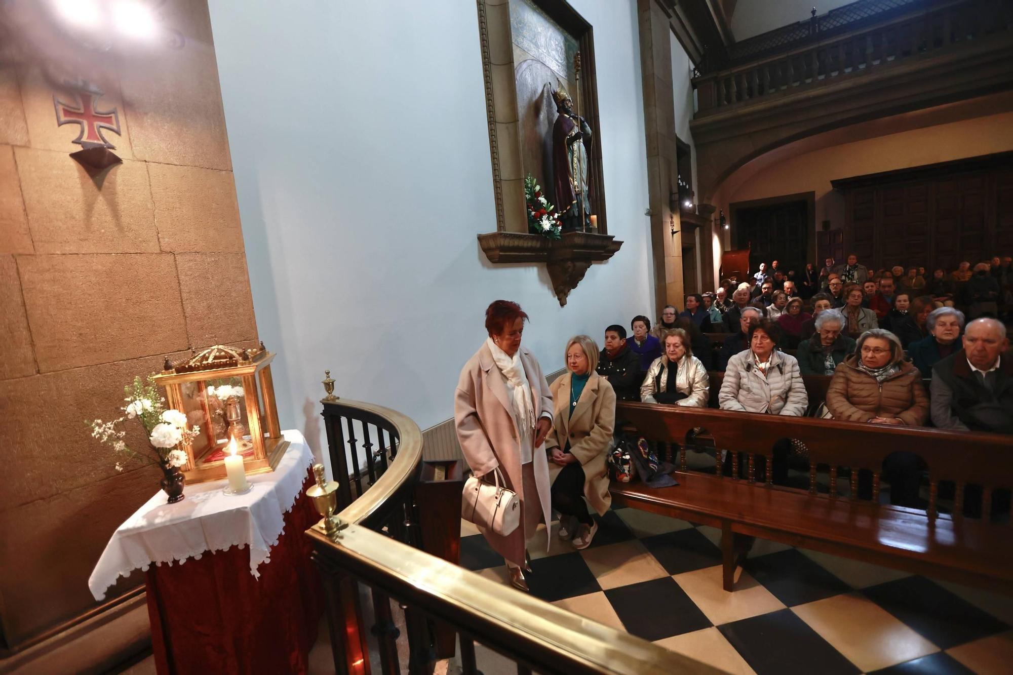 El monasterio de Las Pelayas celebra San Blas con cuatro misas y vendiendo sus tradicionales rosquillas.