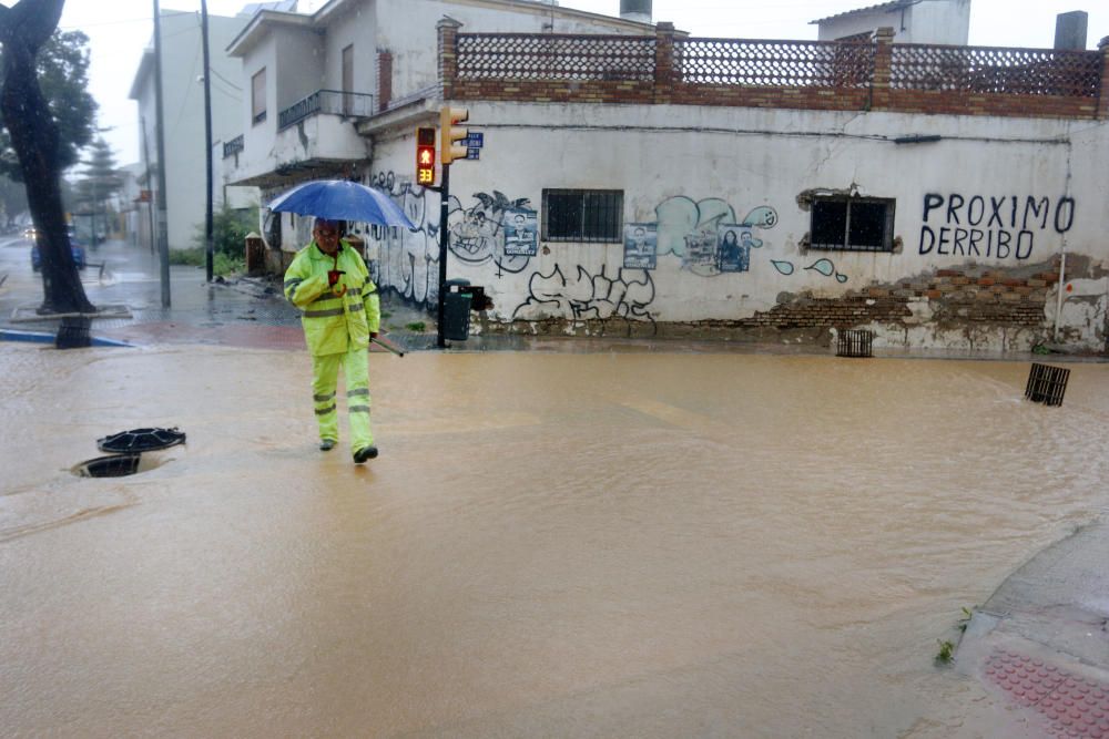 De nuevo, como a comienzos de año, el distrito de Campanillas ha sido el mas castigado por la acumulación de agua, desbordándose arroyos y anegándose muchas de sus calles.