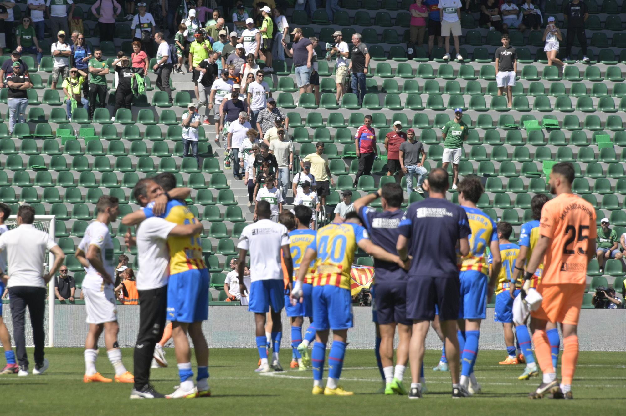 El Elche pone la alfombra al Valencia (0-2)