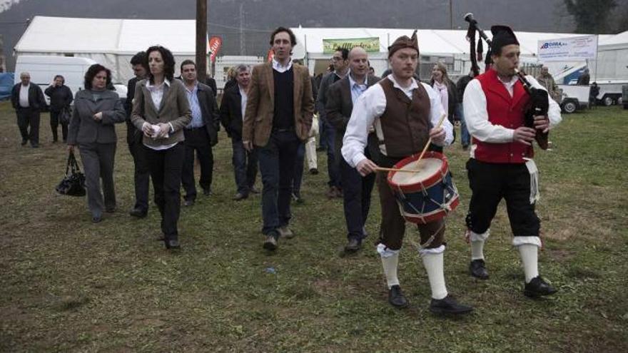 El consejero Albano Longo, en el centro de la imagen, acompañado por la directora de la feria, Ángeles Fernández, y otras autoridades, ayer, en Capenastur.