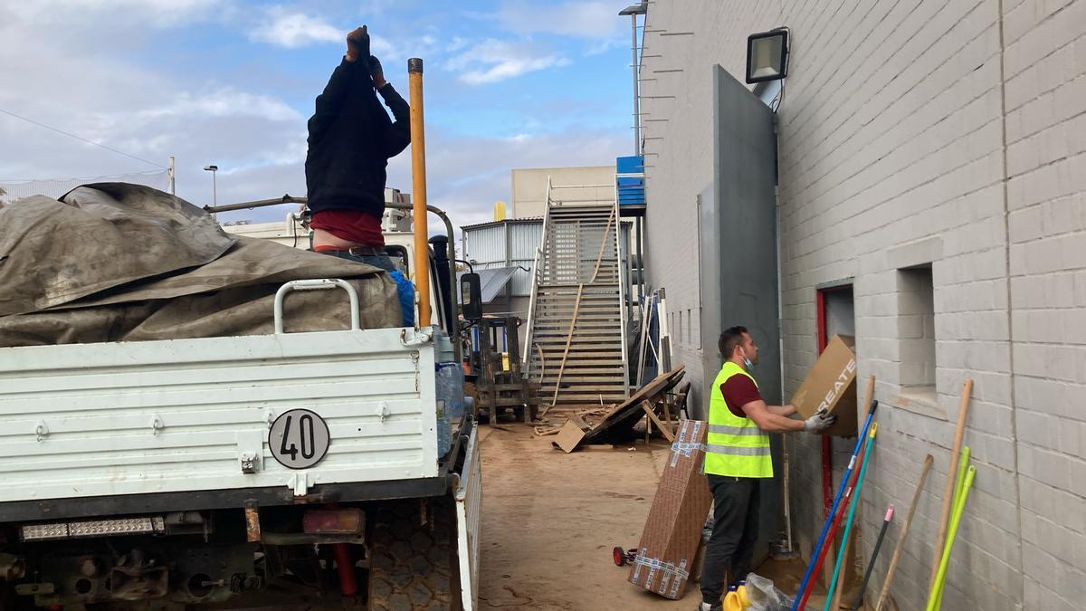 GALERÍA | El camión de Vezdemarbán llega a la zona de la DANA GALERÍA | El camión de Vezdemarbán llega a la zona de la DANA