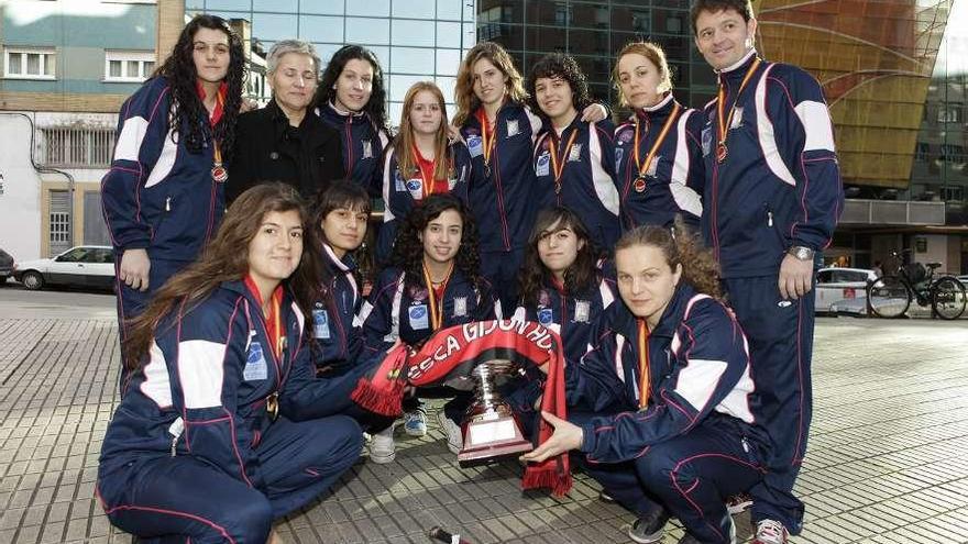 Fernando Sierra -de pie, a la derecha-, con el equipo que ganó la Copa de la Reina de 2012.