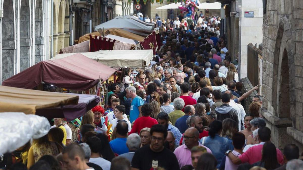 Publico en la calle La Ferrería