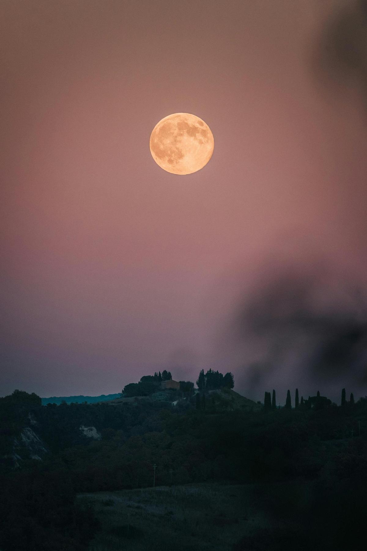 Superluna sobre la Campiña Toscana.