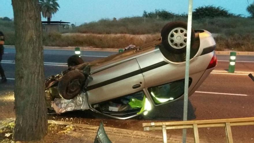 Un conductor ebrio pierde el control de su coche y vuelca en la avenida Pío Baroja