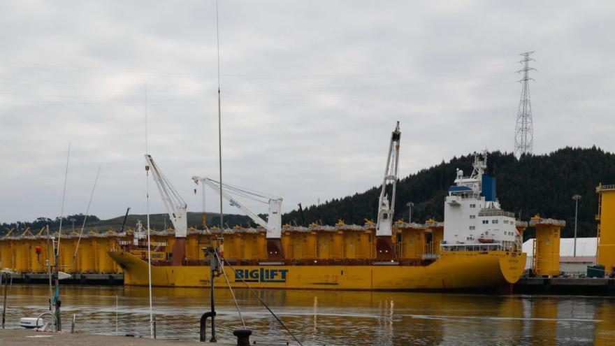 El buque «BigLift», atracado en el puerto de Avilés para embarcar las estructuras de transición que fabricó Windar para el parque «Baltic Eagle». | M. V.