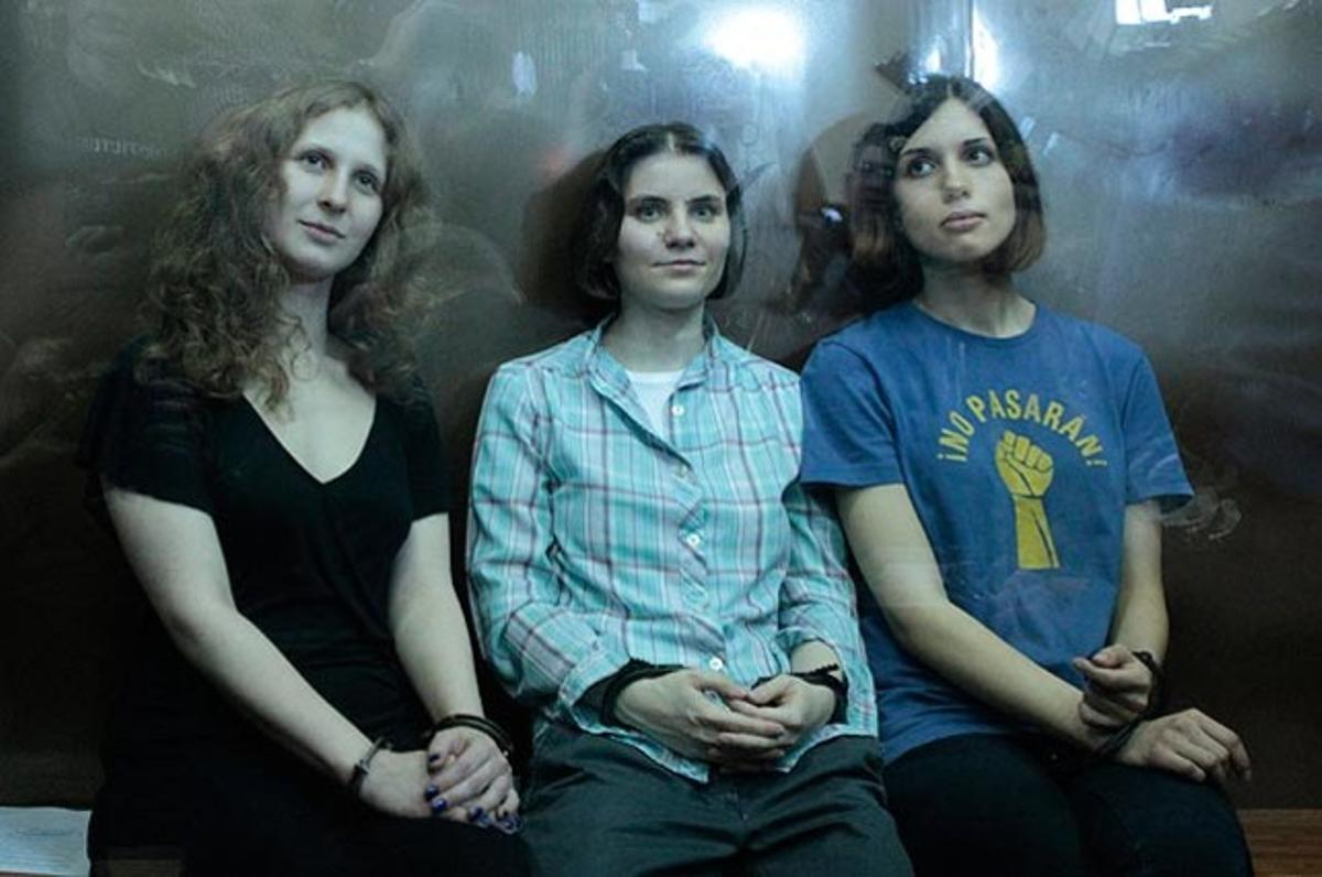 Les integrants de la banda de punk Pussy Riot (de dreta a esquerra): Nadezhda Tolokonnikova, Iekaterina Samutsevitx i Maria Alyokhina, al banc dels acusats, durant la vista per les protestes contra el president Vladímir Putin.