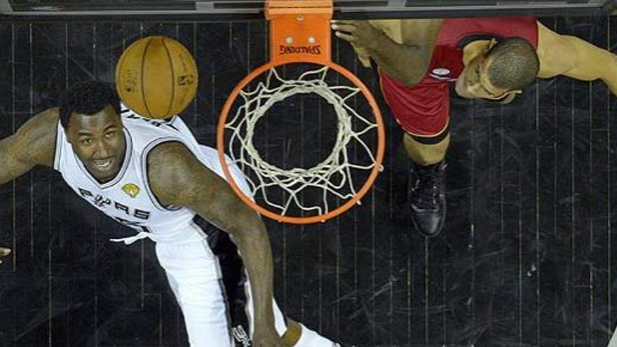 DeJuan Blair, de los Spurs, ante Battier, de los Heat.