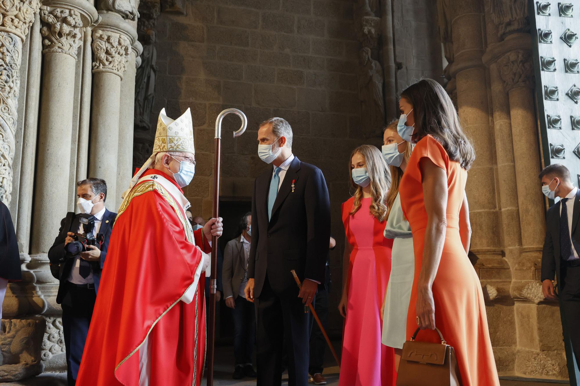 El rey Felipe VI realiza la ofrenda al Apóstol acompañado de la reina Letizia y sus hijas