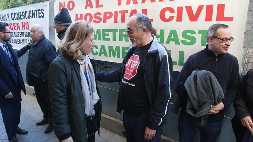 La concejala Elvira Maeso con el presidente de la Plataforma contra el Tranvía al Civil.