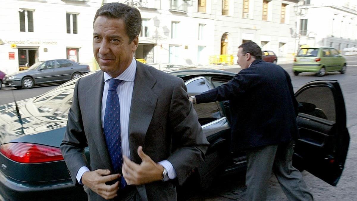 Eduardo Zaplana, a su llegada al Congreso para declarar en la comisión de investigación por los atentados del 11 de marzo de 2004 en Madrid