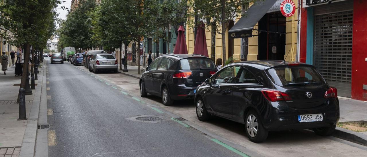 Nueva zona verde restringida a los vecinos, en la calle Cádiz del barrio de Russafa. | GERMÁN CABALLERO