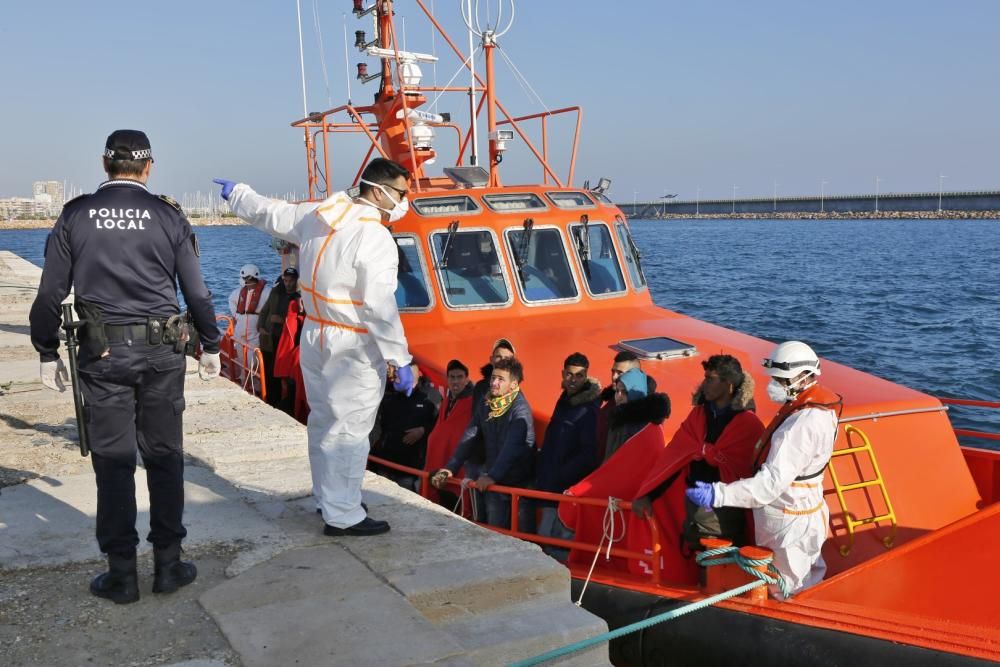 Guardia Civil, Cruz Roja y Salvamento Marítimo han puesto en marcha el protocolo para recepcionar a 24 personas rescatadas en el mar y que ocupaban una patera. 20 hombres y cuatro mujeres