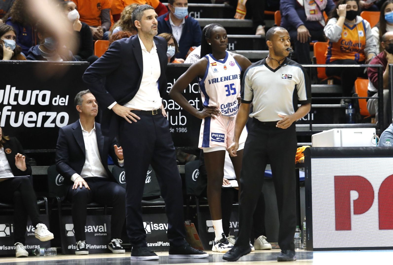 Rubén Burgos, y tras él, dispuesta a entrar en cancha, Awa Fam