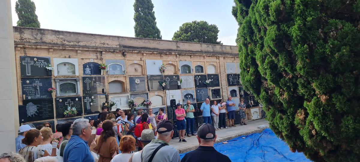 Asistentes en el acto de exhumación en Sueca.