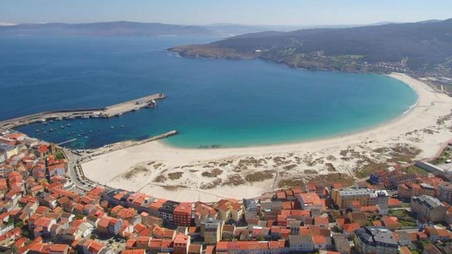 Vista panorámica de Laxe y su playa, una de las localidades con mayor tirón turístico durante el verano en Costa da Morte /turismo de laxe