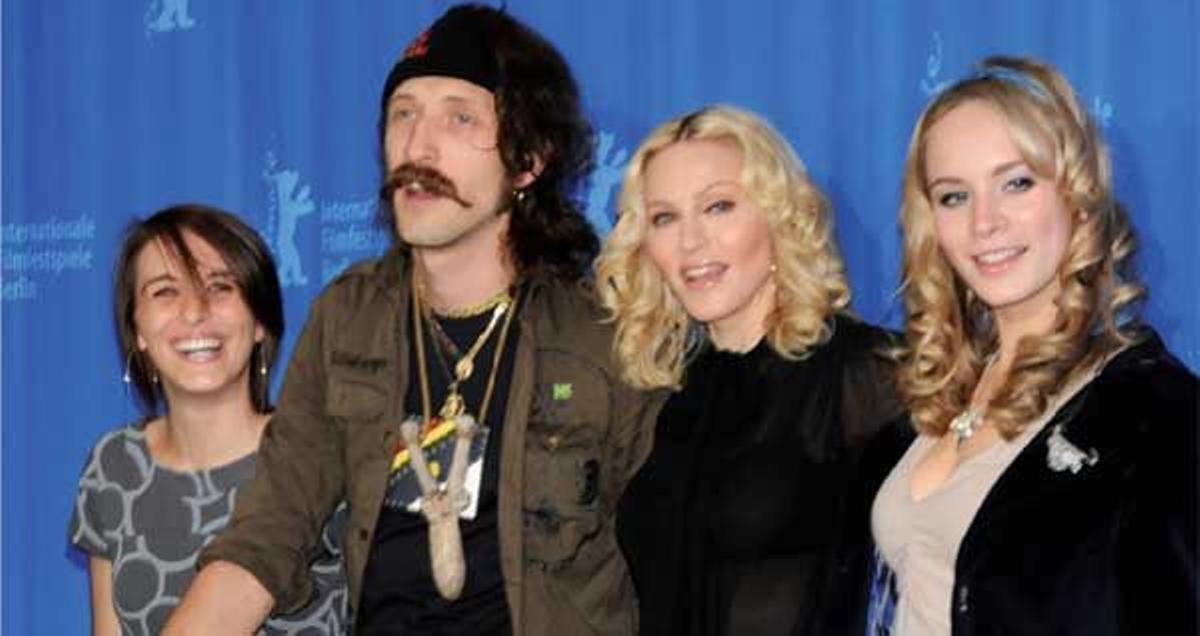 Madonna con los protagonistasde su filme, enel Festival de Berlín.