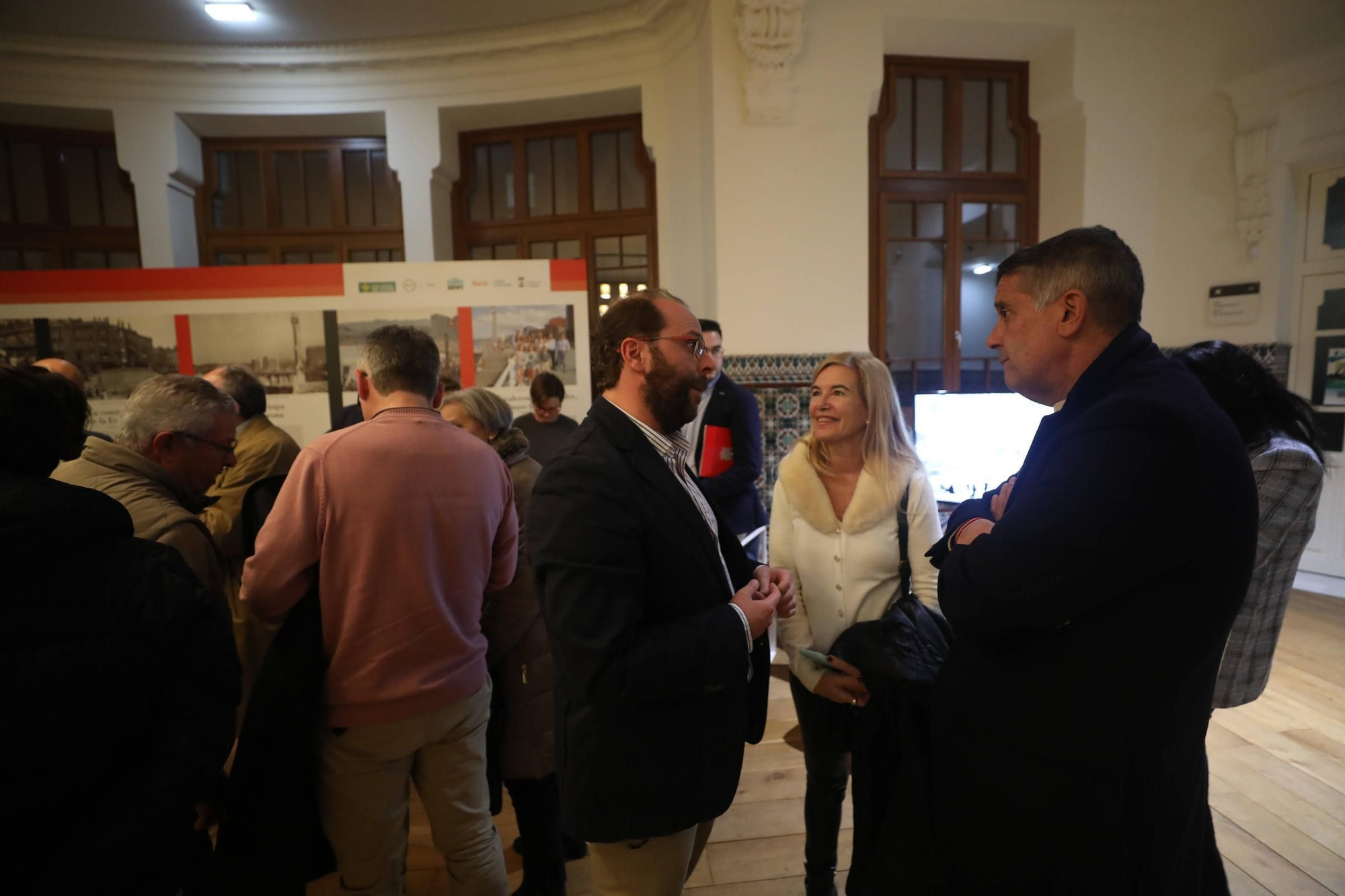 Visitantes en la exposición "Guardianes del tiempo" organizada por LA NUEVA ESPAÑA
