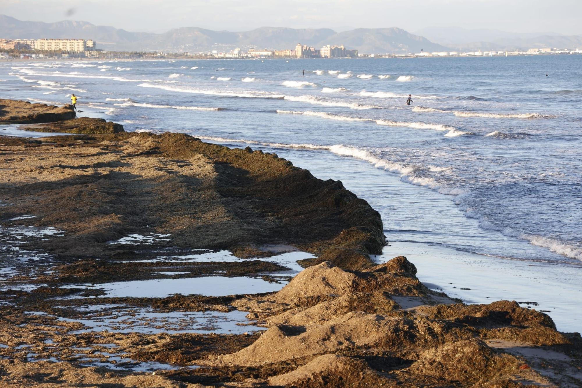 La playa de Las Arenas tras el fuerte oleaje de este fin de semana