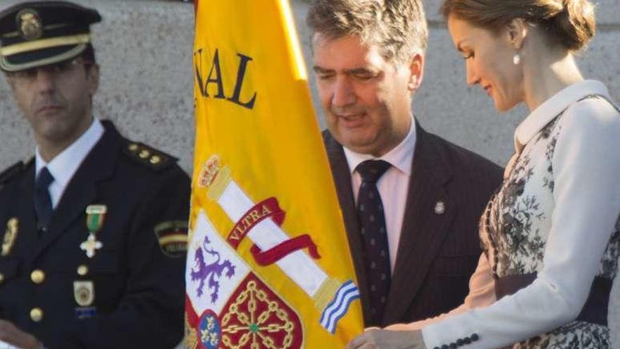 La reina entrega la bandera de España al director de la Policía. Foto Ical